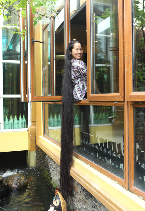 Gặp[-]lại[-]người[-]phụ[-]nữ[-]có[-]mái[-]tóc[-]dài[-]nhất[-]Việt[-]Nam